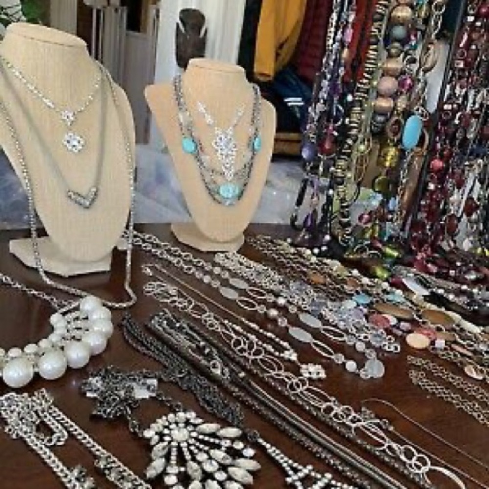 $10 or 🆓 BUY ONE GET ONE FREE 🆓 
💎 10 Pieces of Jewelry & Accessories💎
